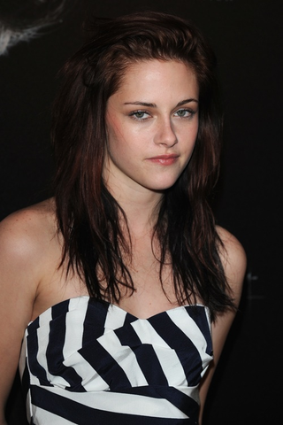 Illustration for article titled Please Stop Giving Kristen Stewart Sh*t About Smiling On The Red Carpet